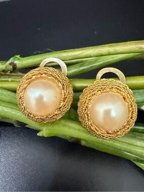 Vintage Unsigned Faux Pearl Gold-tone Rope Wrapped Dome Earrings 13g.